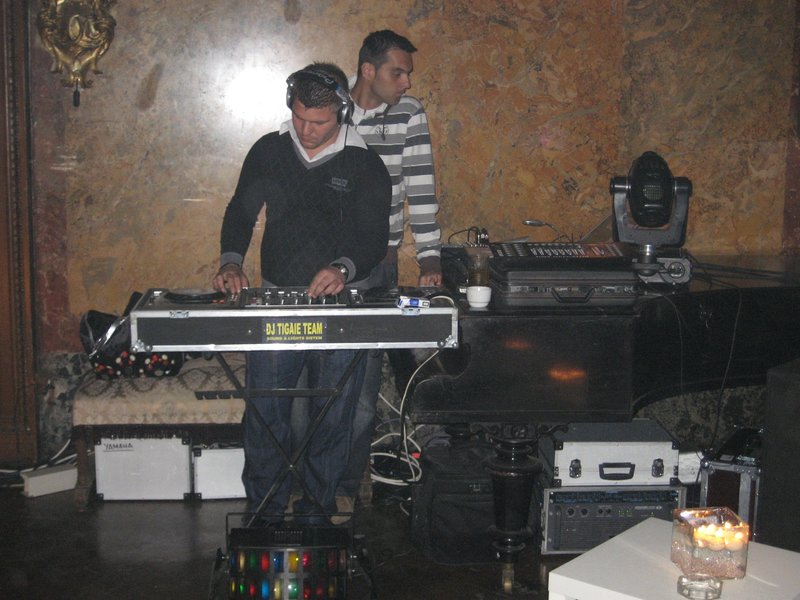 DJ Tigaie Team - DJ & MC, sonorizari si sisteme de lumini profesionale